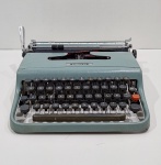 Antiga Máquina de Escrever Manual, Marca Olivetti, Modelo Lettera 22, Na Bolsa original,  com o Ziper Quebrado, Com Detalhes pelo Uso, Não testado. Medidas da Bolsa: Altura: 10 cm, Largura: 31 cm, Comprimento: 35,5 cm, Peso Total: 4960 g.