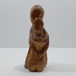 Arte Popular, Casal Abraçados, Escultura Entalhada na Madeira. Medidas: Altura: 26 cm, Largura: 9,5 cm, Comprimento: 9,5 cm, Peso: 880 g.