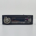 Rádio Automotivo, Marca Aiwa, Modelo CDC-X4170YL, Não testado o funcionamento. Medidas: Altura: 5 cm, Largura: 18,5 cm, Comprimento: 37,5 cm, Peso: 1370 g.