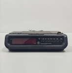 Antigo Rádio Relógio, Marca GE General Eletric, Modelo 7-4613A, Sem a tampa da parte das Pilhas, Ligando, mas não testado o funcionamento. Medidas: Altura: 4,5 cm, Largura: 13 cm, Comprimento: 18 cm, Peso: 520 g.