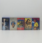 Lote com 5 Fitas VHS, Sendo, O Último dos Moicanos, Disque M para Matar, Taverna Maldita, Os Canhões de Navarone E Os Brutos Também Amam, Não testado o funcionamento de Nenhum. Medidas do Maior: Altura: 3 cm, Largura: 12 cm, Comprimento: 20 cm, Peso Total: 1680 g.