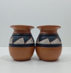 Par de Vasos, Em Cerâmica, Argila Vermelha, Com detalhes. Medidas de Um: Altura: 15 cm, Diâmetro da Boca: 11,5 cm, Diâmetro da Base: 9 cm, Peso Total: 1120 g.
