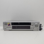 Aparelho Videocassete, Marca Philips, Modelo VR 610, Necessita Conserto na parte de Cima, Não testado o funcionamento. Medidas: Altura: 9,5 cm, Largura: 26 cm, Comprimento: 36 cm, Peso: 3210 g.