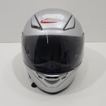 Capacete de Motociclista, Marca Taurus, Com Desgaste na Parte de Dentro pelo Uso. Medidas: Altura: 26,5 cm, Largura: 30 cm, Comprimento: 22 cm, Peso: 1600 g.