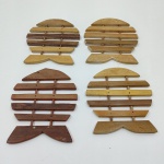 kit com 4 Descanso de Panela, Em Formato de Peixe, Em Madeira, Com Detalhes. Medidas do Maior: Altura: 17,5 cm, Largura: 1 cm, Comprimento: 20 cm, Peso Total: 670 g.