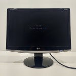 Aparelho Monitor Flatron, Marca LG, Modelo W1952TQT, Com detalhes pelo Uso, Acompanha o fio, Ligando, mas não testado o funcionamento. Medidas: Altura: 41,5 cm, Largura: 22 cm, Comprimento: 45 cm, Peso Total: 4060 g.