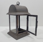 Lanterna Decorativa em Metal e Vidro, Sem marca aparente, Com Detalhes pelo Tempo e Uso. Medidas: Altura: 35 cm, Largura: 20 cm, Comprimento: 19,5 cm, Peso: 2400 g.