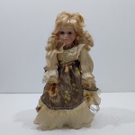 Antiga Boneca em Porcelana, Vestimenta Clássica, Estilo Década de 40. Medidas: Altura: 33 cm, Largura: 5,5 cm, Comprimento: 13 cm, Peso: 380 g.