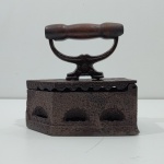 Antigo Ferro de Passar Roupa a Brasa, Sem marca aparente, Com Detalhes pelo Tempo e Uso. Medidas: Altura: 18,5 cm, Largura: 9,5 cm, Comprimento: 20 cm, Peso: 2550 g.
