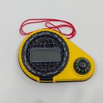 Rélogio Mundial, Portatíl com Bússula e Porta Pilulas, Marca  Maxím`s, Na Caixa Original, Não testado o Funcionamento. Medidas da Caixa: Altura: 3,5 cm, Largura: 13 cm, Comprimento: 9 cm, Peso Total 130 g.