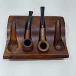 Suporte Para Cachimbo Expositor 4 Lugares, Com 2 Cachimbos (Com Desgaste no Bico), Em Madeira. Medidas: Altura: 4,5 cm, Largura: 15 cm, Comprimento: 19 cm, Peso Total: 680 g.