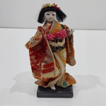 Antiga Boneca Japonesa, Decorativa,  em Porcelana. Medidas: Altura: 19 cm, Largura: 5 cm, Comprimento: 7,5 cm, Peso: 90 g.