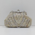 Bolsa de Mão Vintage, Com Lantejoulas e Alça de Corrente, sem marca . Medidas: Altura: 13 cm, Largura: 3 cm, Comprimento: 19 cm, Peso: 170  g.