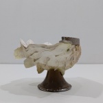 Enfeite, Centro de Mesa, Feito em Concha Natual e Suporte em Metal, Com Desgastes pelo Tempo e Uso. Medidas: Altura: 10 cm, Largura: 13,5 cm, Comprimento: 17 cm, Peso: 630 g.