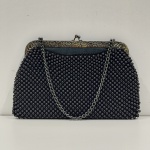 Bolsa de Mão Vintage, Com Misãngas e Alça de Corrente, Com Detalhes.Medidas: Altura: 18 cm, Largura: 3 cm, Comprimento: 25 cm, Peso: 435 g.