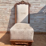 Antiga Cadeira de Quarto em Madeira e tecido, Com Desgastes no Estofado pelo Uso. Medidas: Altura: 97,5 cm, Largura: 51 cm, Comprimento: 45 cm, Peso: 14400 g.