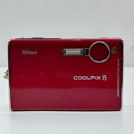 Câmera Fotográfica Digital, Marca Nikon, Modelo Coolpix S5, Não testado o funcionamento. Medidas: Altura: 5,5 cm, Largura: 1,5 cm, Comprimento: 9,5 cm, Peso: 60 g.
