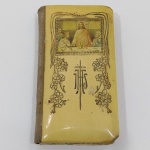 Antigo Livrinho, Novissimo Anual da Missa,  Manual de Confissões e Devoção,  Com Desgastes pelo Tempo e Uso. Medidas: Altura: 1,5 cm, Largura: 7 cm, Comprimento: 13 cm, Peso: 140 g.