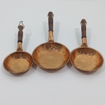 Antigo Trio de Frigideiras, Em Cobre com Cabo em Madeira, Com Desgastes pelo Tempo e Uso. Medidas do Maior: Altura: 7 cm, Largura: 12,5 cm, Comprimento: 25,5 cm, Peso Total: 420 g.