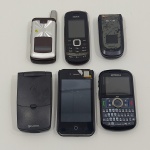 Lote com 6 Celulares, 2 da Marca Motorola, 2 da Marca Nokia, 1 da Marca Qualcomm E 1 da Marca Apple (Na Caixa), Com Detalhes, Não testado o funcionamento de Nenhum. Medidas da Caixa: Altura: 5 cm, Largura: 7 cm, Comprimento: 13,5 cm, Peso Total: 700 g.
