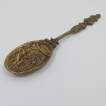Enfeite, Colher Decorativa Volendan Holland, Em Metal, Com Detalhes. Medidas: Altura: 37 cm, Largura: 1 cm, Comprimento: 9,5 cm, Peso: 600 g.