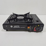 Fogão a Gás Portátil , Marca Jinyu BDZ-155-A(ZA-2), Não testado o Funcionamento. Medidas: Altura: 12 cm, Largura: 26 cm, Comprimento: 34 cm, Peso: 1100 g.