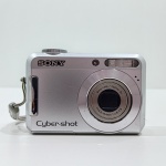 Câmera Fotográfica Digital Cyber-Short, Marca Sony, Modelo DSC-S650, Não testado o Funcionamento. Medidas: Altura: 6 cm, Largura: 2,5 cm, Comprimento: 9 cm, Peso 140 g.