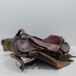 Antiga Sela de Cavalo, Em Couro,  Com Desgaste pelo Tempo e Uso. Medidas: Altura: 27,5 cm, Largura:n 38,5 cm, Comprimento: 59 cm, Peso: 5900 g.