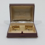 Par de Abotoaduras, Plaque de Ouro, Relojeira Y Joyeria ` Mauricio Libster``, Década de 50, Na Caixa original. Medidas da Caixa: Altura: 3 cm, Largura: 5,5 cm, Comprimento: 7,5 cm, Peso Total: 50 g.