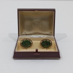 Par de Abotoaduras, Plaque de Ouro, Relojeira Y Joyeria ` Mauricio Libster``, Década de 50, Na Caixa original. Medidas da Caixa: Altura: 3 cm, Largura: 5,5 cm, Comprimento: 7,5 cm, Peso Total: 55 g.