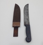 Faca Tramontina, Com a Bainha, Com Desgastes na Lâmina. Medidas: Altura: 2 cm, Largura: 5 cm, Comprimento: 38,5 cm, Peso: 330 g.