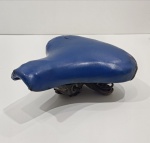 Antigo Banco Selim/ Banco de Bicicleta, Com Desgastes pelo Tempo e Uso. Medidas: Altura: 9 cm, Largura: 23 cm, Comprimento: 25 cm, Peso: 1040 g.