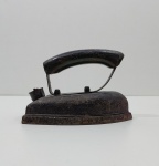 Antigo Ferro de Passar Roupas Elétrico, Década de 60, Sem marca aparente, Não Acompanha o fio, Não testado o funcionamento. Medidas: Altura: 13 cm, Largura: 11 cm, Comprimento: 19 cm, Peso Total: 1930 g.