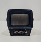 Antigo Visor de Slides, Marca Lunarama, Com Detalhes pelo Uso. Medidas: Altura: 9,5 cm, Largura: 9,5 cm, Comprimento: 12 cm, Peso: 190 g.