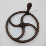 Antiga Roda de Máquina Moedora de Carne Industrial, Necessita Restauro no Cabo em Madeira, Com Desgastes pelo Tempo. Medidas: Altura: 14 cm, Diâmetro: 29 cm, Peso: 2280 g.