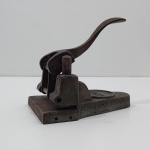 Antigo Furador de Papel Manual, Marca Condor, Com Desgastes pelo Tempo. Medidas: Altura: 14 cm, Largura: 10,5 cm, Comprimento: 16,5 cm, Peso: 1520 g.