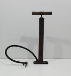 Antiga Bomba de Ar Manual, Sem marca aparente, Com Desgaste pelo Tempo e Uso, Para Restauro. Medidas: Altura: 40 cm, Largura: 4 cm, Comprimento: 11 cm, Peso: 600 g.