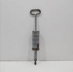 Antiga Graxeira Manual, Com Desgastes pelo Uso. Medidas: Altura: 35,5 cm, Largura: 3,5 cm, Comprimento: 6,5 cm, Peso: 720 g.