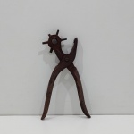 Antigo Alicate Vazador/Furador de Couro, Com Desgastes pelo Tempo. Medidas: Altura: 22 cm, Largura: 1,5 cm, Comprimento: 7 cm, Peso: 250 g.