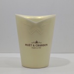 Balde de Gelo Champanhe, Moet & Chandon Fondé em 1743, Com algumas Manchas dentro do Balde. Medidas: Altura: 21 cm, Largura: 16 cm, Comprimento: 10,5 cm, Peso: 300 g.