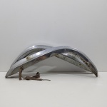 Par de Parachoques Dianteiro, Com Detalhes pelo Tempo e Uso. Medidas de Um: Altura: 6 cm, Largura: 6,5 cm, Comprimento: 60 cm, Peso Total: 1900 g.