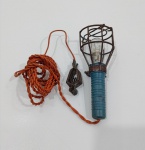 Antiga Lanterna de Uso Mecânico, Sem marca aparente, Com Desgastes pelo Tempo e Uso, Não testado o funcionamento. Medidas: Altura: 14 cm, Largura: 6 cm, Comprimento: 5,5 cm, Peso: 130 g.