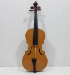 Violino em Madeira, Sem marca aparente, Para Restauro. Medidas: Altura: 60 cm, Largura: 3,5 cm, Comprimento: 22 cm, Peso: 550 g.