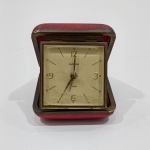 Relógio Despertador de Viagem, Marca Europa, 2 Jeweels, Com detalhes pelo Uso, Não testado o funcionamento. Medidas: Altura: 1,5 cm, Largura: 7 cm, Comprimento: 6,5 cm, Peso Total: 200 g.