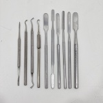 Lote com 10 Instrumentos Odontológicos, Com Detalhes pelo Uso. Medidas do Maior: Altura: 18,5 cm, Largura: 0,5 cm, Comprimento: 1 cm, Peso Total: 250 g.