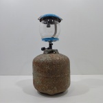 Botijão de Gás 4,4 Kg, Com 1 Lampião a Gás, Marca Termofix Yanes, Com Desgastes pelo Tempo e Uso, 1 Necessita Restauro. Medidas do Maior: Altura: 22 cm, Largura: 16 cm, Comprimento: 16 cm, Peso Total: 5500 g. 