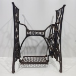 Antigo Pé de Máquina, Década de 50, Em Ferro Fundido Trabalhado, Marca Singer. Medidas: Altura: 72 cm, Largura: 41 cm, Comprimento: 53 cm, Peso: 17700 g.