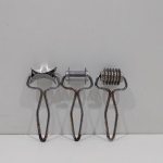 Lote com 3 Diferentes Cortadores de Massa, Com Detalhes pelo Tempo e Uso. Medidas do Maior: Altura: 14 cm, Largura: 3 cm, Comprimento: 6 cm, Peso Total: 190 g.