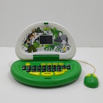 Leptop Infantil, Ben 10, Marca Candide, Com Detalhes pelo Tempo e Uso, Não testado o funcionamento. Medidas: Altura: 4 cm, Largura: 21 cm, Comprimento: 26 cm, Peso: 190 g.