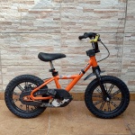 Bicicleta Infantil, Marca B`Twin, Com 1 freio, Pneus Muchos, Com Detalhes pelo Uso. Medidas: Altura: 67 cm, Largura: 53 cm, Comprimento: 99 cm, Peso: 6800 g.